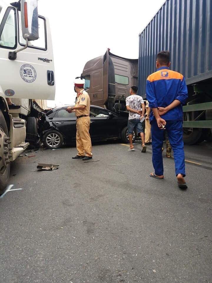 Ô tô 4 chỗ va chạm với 2 xe đầu kéo container