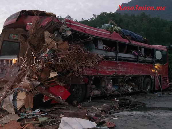 Xe tải chở sắt đâm nát xe khách tại Đồng Bảng Hòa Bình