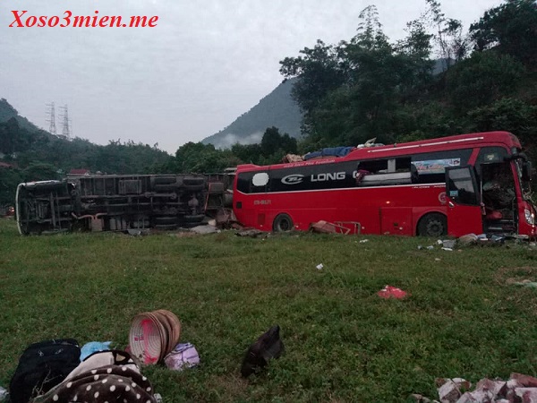 Xe tải mang BKS của Lào đâm nát xe khách tại Hòa Bình, 4 người chết, 30 người bị thương