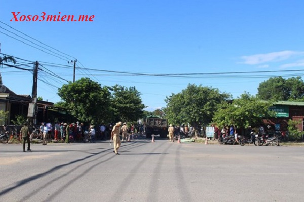 Xe tải va chạm xe máy khiến 3 người thương vong tại Quảng Trị