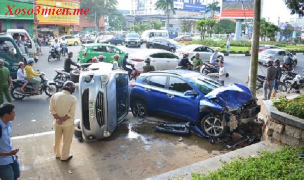 Vụ tai nạn khiến nhiều người bị thương, phương tiện bị hỏng hóc nặng