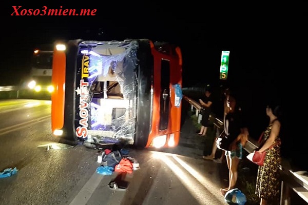 Xe khách Sao Việt đấu đầu xe Hà Sơn Hải Vân, lật ngang, hành khách vô cùng hoảng loạn