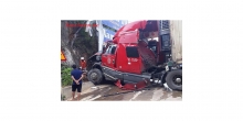Sơn La: Container hỏng phanh mất lái đâm vào vách núi, nát đầu