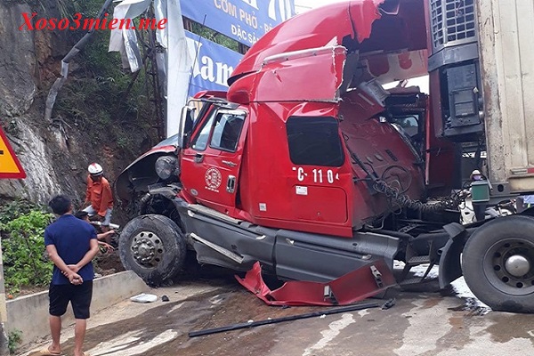 Xe container mất lái đâm thẳng vào vách núi vỡ nát phần đầu