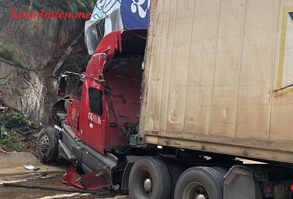 Phần đầu xe container vỡ nát sau cú đâm trực diện vào vách núi