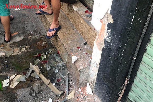 Phần tường, cửa kính của nhà dân bị xe máy văng trúng vỡ nát