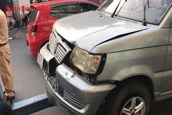 Phần đầu xe 7 chỗ bị vỡ nát sau tai nạn liên hoàn