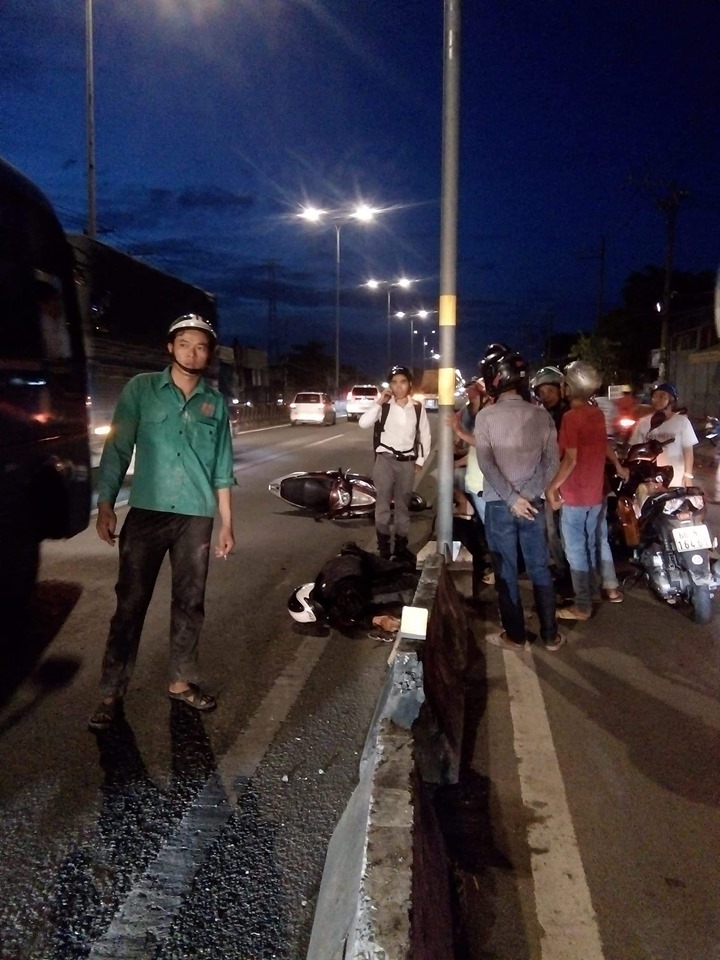 Đi xe máy vào làn đường ô tô, thanh niên nguy kịch
