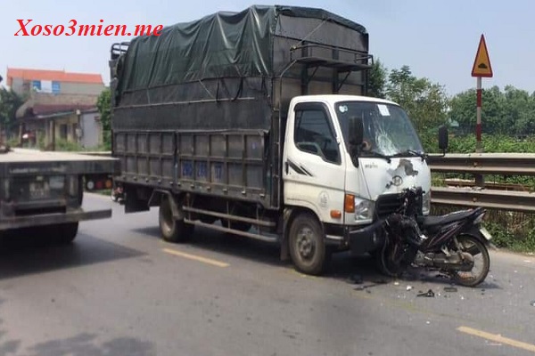 Cú đâm trực điện đã khiến lái xe văng ra xa, gãy cả tay chân, vỡ quai hàm