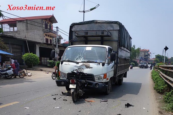 Xe máy dấu đầu trực diện xe tải, tài xế chết thảm
