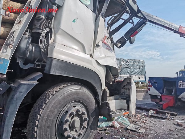 Vụ tai nạn tại cầu Thanh Trì khiến phần đầu xe tải chở gỗ nát bét