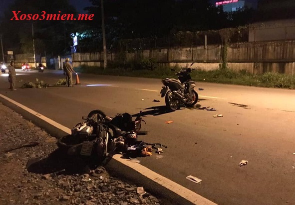 Tai nạn xảy ra, cả 2 người điều khiển xe máy đều văng xuống đường