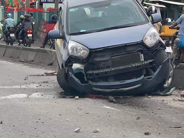 Xe khách mất phanh đâm liên tiếp 2 xe ô tô hư hại nặng