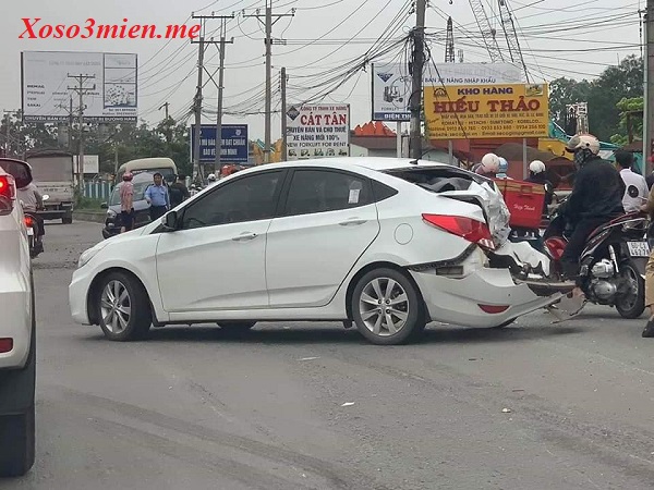 Phần đuôi xe ô tô bị xe khách tông mạnh từ phía sau bị nát bét