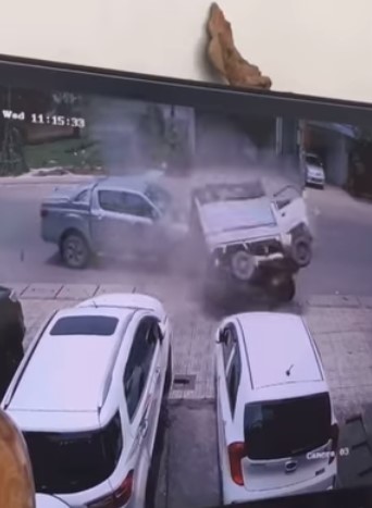 Xe tải đi ngược chiều đối đầu xe bán tải tài xể tử vong