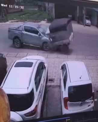 Xe tải đi ngược chiều đối đầu xe bán tải tài xể tử vong