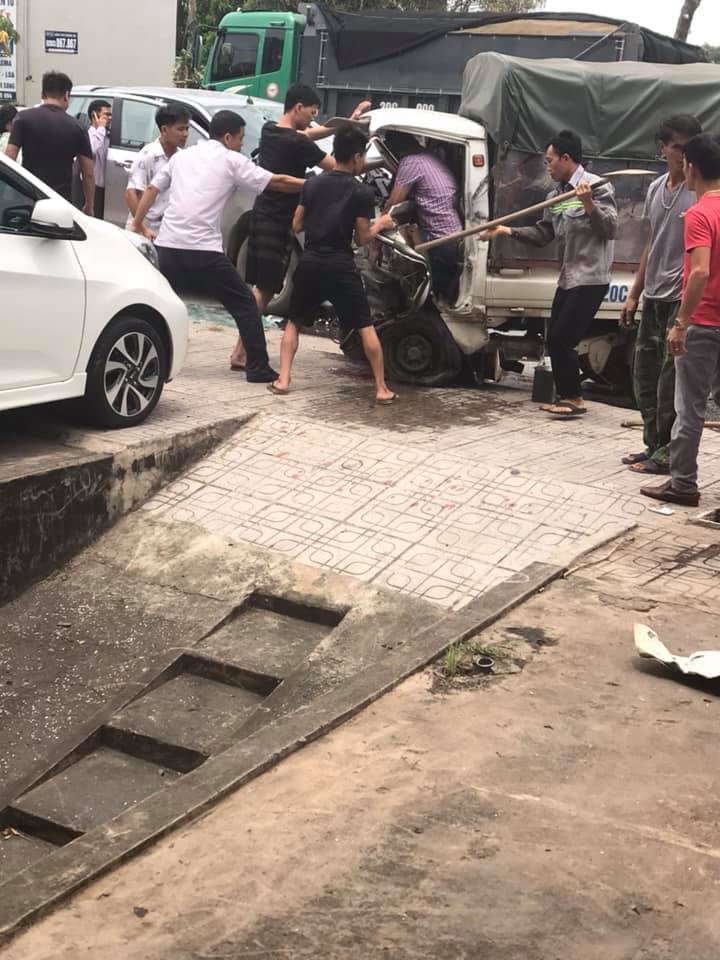 Xe tải đi ngược chiều đối đầu xe bán tải tài xể tử vong
