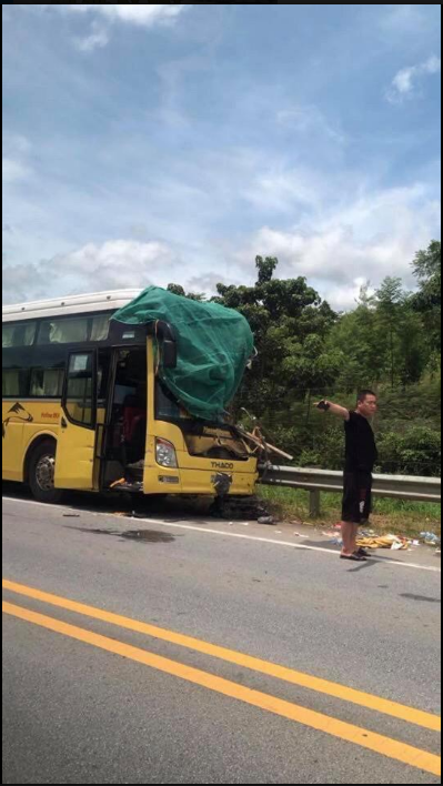 Xe khách vượt ẩu gây tai nạn liên hoàn trên cao tốc Nội Bài - Lào Cai