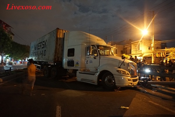 Xe container chắn ngang đường sau tai nạn khiến bé trai 4 tuổi tử vong