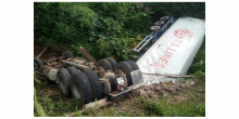 Lạng Sơn: Xe container lật kinh hoàng, tài xế may mắn thoát nạn 