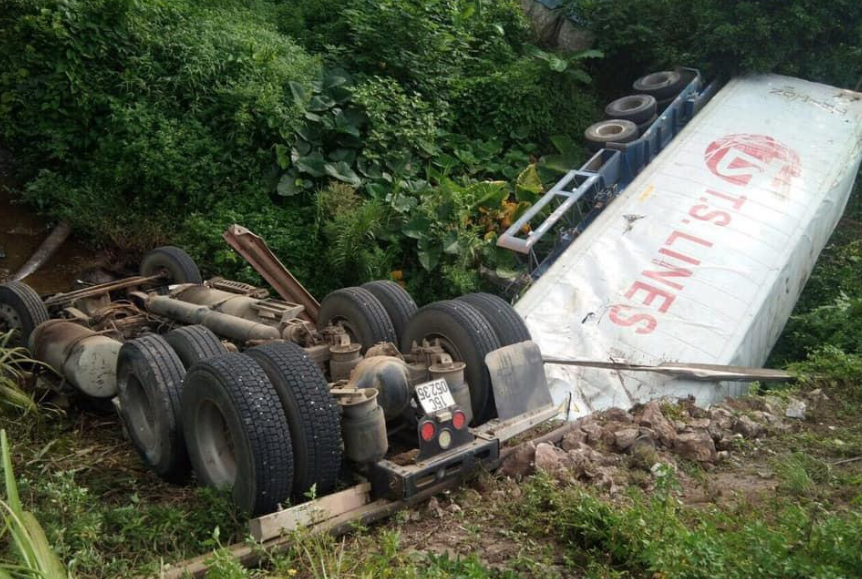Lạng Sơn: Xe container lật kinh hoàng, tài xế may mắn thoát nạn 