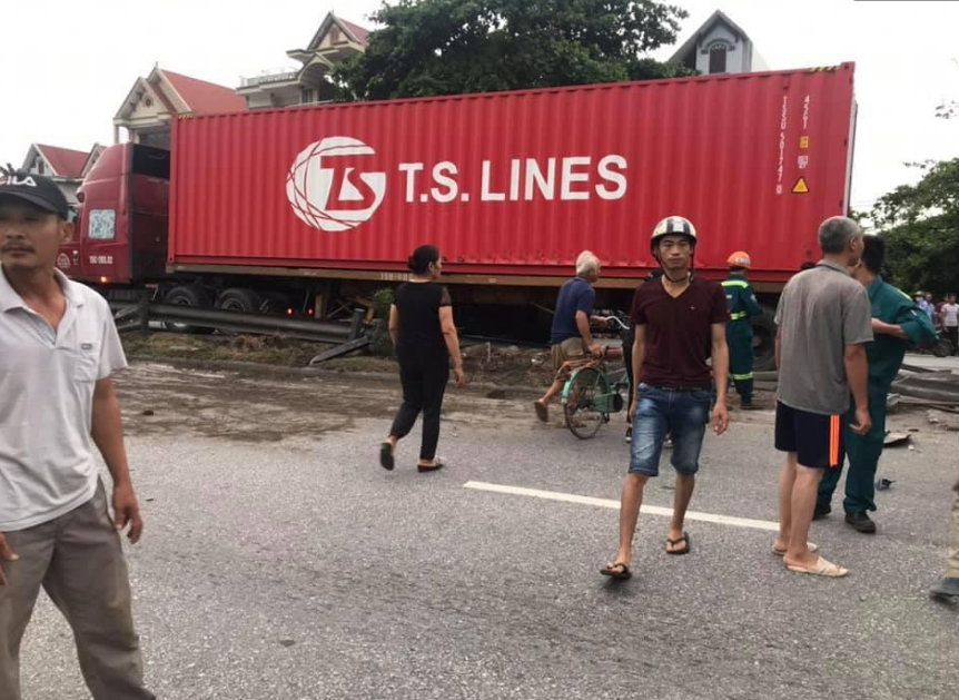 Xe tải lật đè vào công nhân qua đường, ít nhất 6 người tử vong 