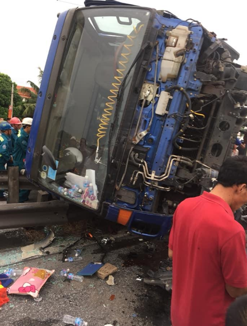 Xe tải lật đè vào công nhân qua đường, ít nhất 6 người tử vong 