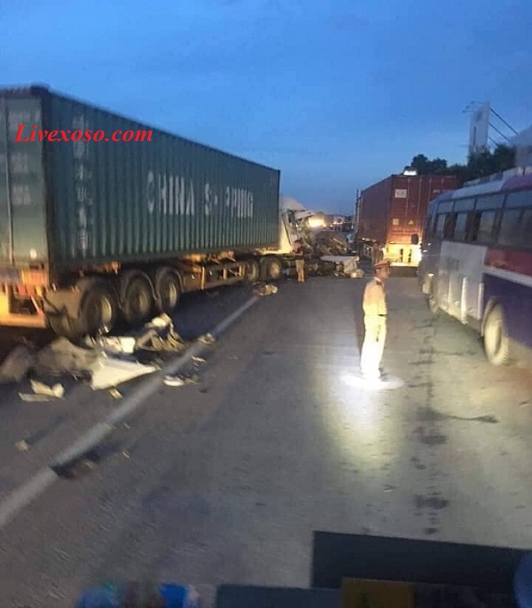 Vụ tai nạn không gây thiệt hại về người nhưng khiến giao thông ùn tắc nghiêm trọng