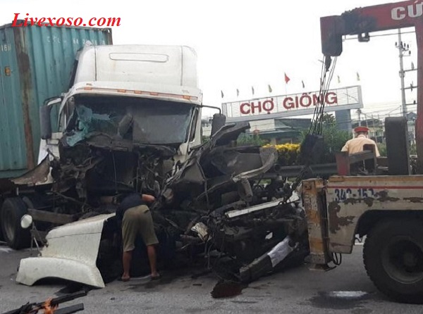 Xe đầu kéo nát đầu sau va chạm với xe container