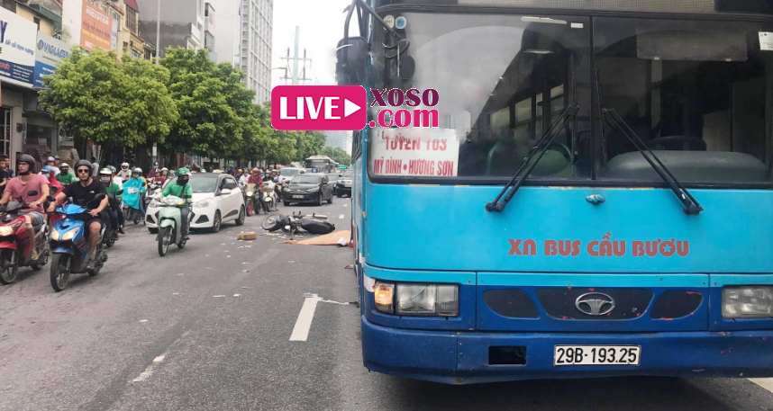 Hà Nôi: Va chạm với xe bus, một người đi xe máy chết thảm