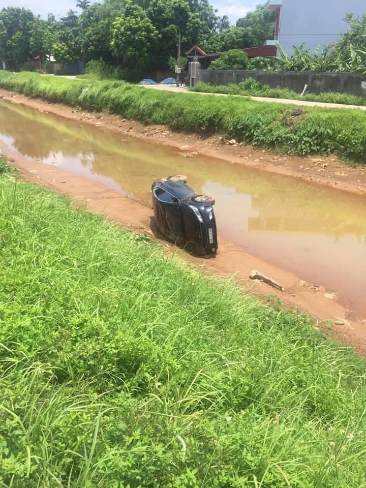 Bắc Giang: “Xế hộp’’ mất lái đâm xuống kênh rồi lật nghiêng