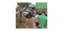 Đâm trực diện xe đầu kéo, tài xế xe tải văng ra ngoài tử vong