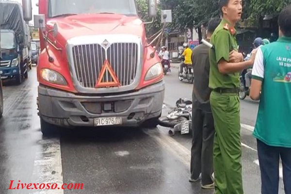 Lái xe máy qua đường, một phụ nữ bị đâm nguy kịch