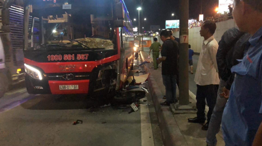 Chạy xe máy vào hầm chui, 2 thanh niên bị xe khách cán tử vong 