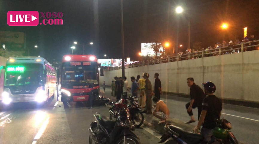Chạy xe máy vào hầm chui, 2 thanh niên bị xe khách cán tử vong 
