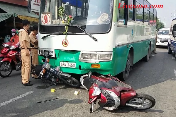 Xe buýt gây tai nạn liên hoàn, đâm hơn 10 xe máy nát vụn