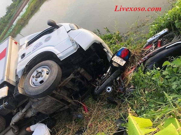 Xe tải lấn làn húc bay 4 người xuống sông