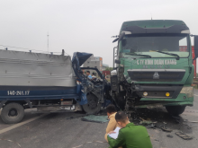 Nam Định: Xe tải lấn làn tông vào đầu kéo, phụ xe tử vong
