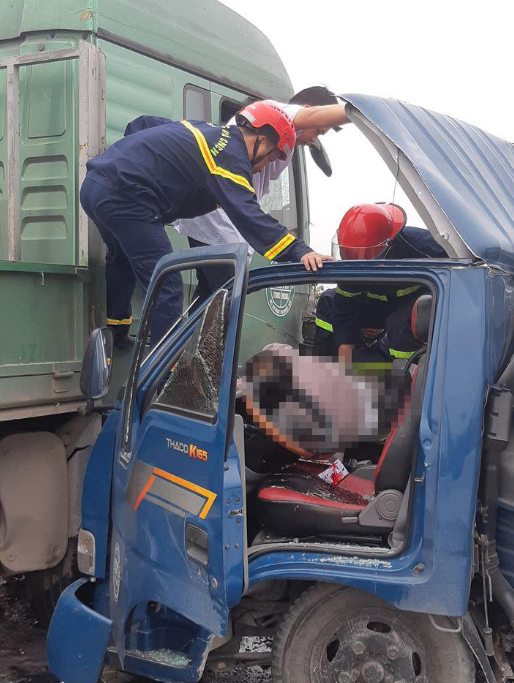 Nam Định: Xe tải lấn làn tông vào đầu kéo, phụ xe tử vong