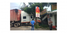 TPHCM: Xe container tông sập nhà dân ven đường, chủ nhà thoát chết