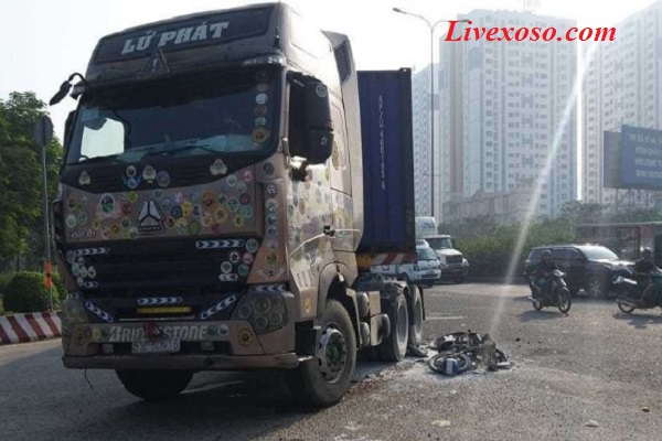 Va chạm với container, xe máy bố cháy, người đàn ông nguy kịch