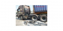 Va chạm với container xe máy cháy trơ khung, người đàn ông nguy kịch