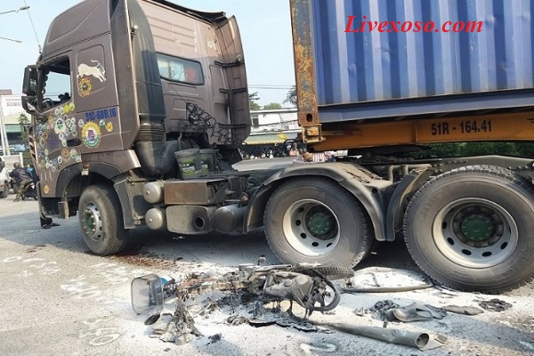 Va chạm với xe container, xe máy bốc cháy dữ dội
