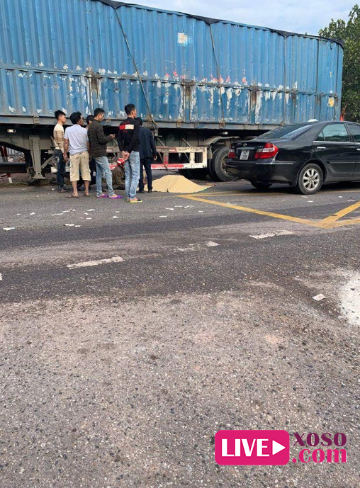 Va chạm ngã ra đường, người phụ nữ bị xe container cán tử vong