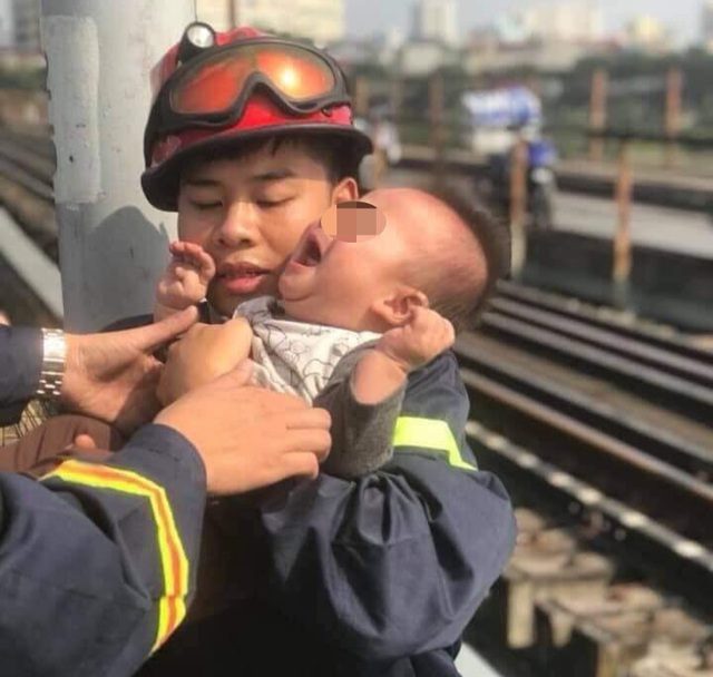 Giải cứu người đàn ông ôm con có ý định ngảy cầu Long Biên