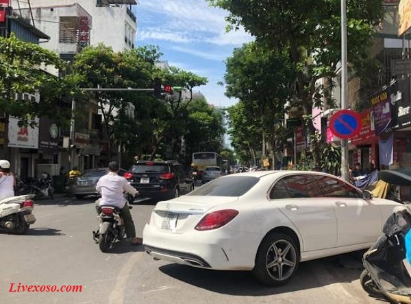 Xe Mercedes đâm liên tiếp 4 xe máy, lao lên vỉa hè sau đó mới dừng lại