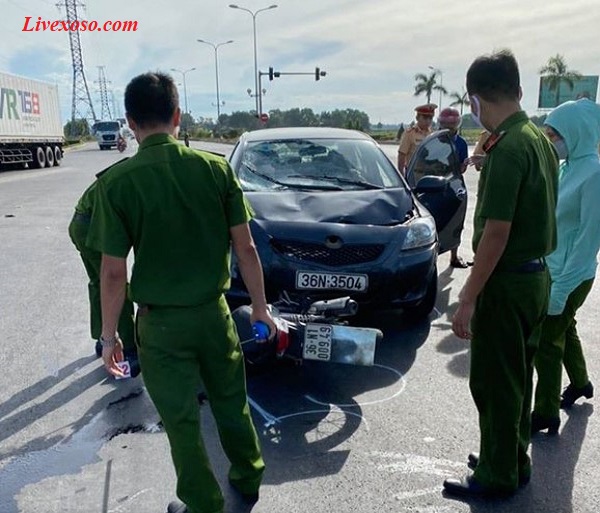 Xe máy va chạm với ô tô, người phụ nữ chết thảm