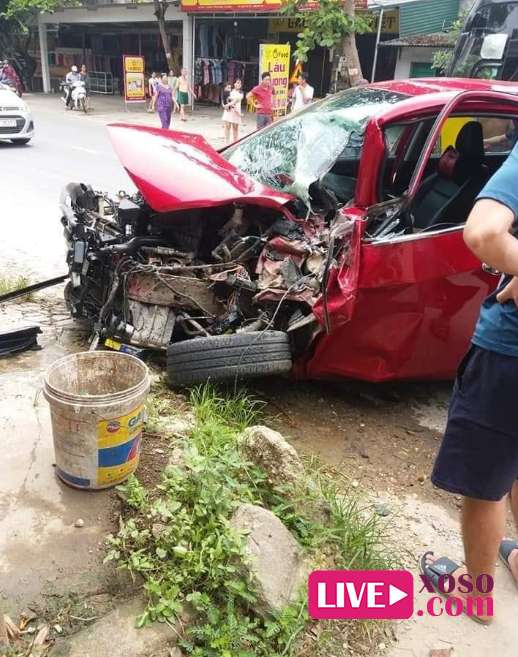Hình ảnh ô tô nát bét đầu sau cú tông trực diện