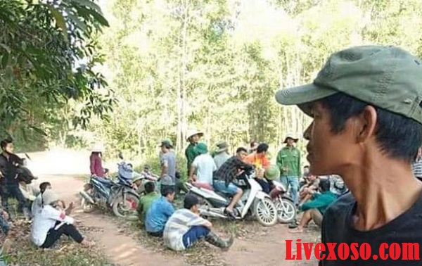 Người dân theo dõi hiện trường tìm thấy thi thể bé trai bị trói trong nhà hoang