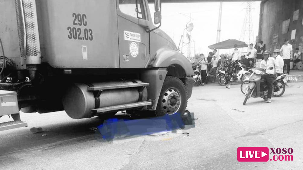 Hiện trường 2 nữ sinh đi xe đạp điện chết thảm dưới bánh xe container